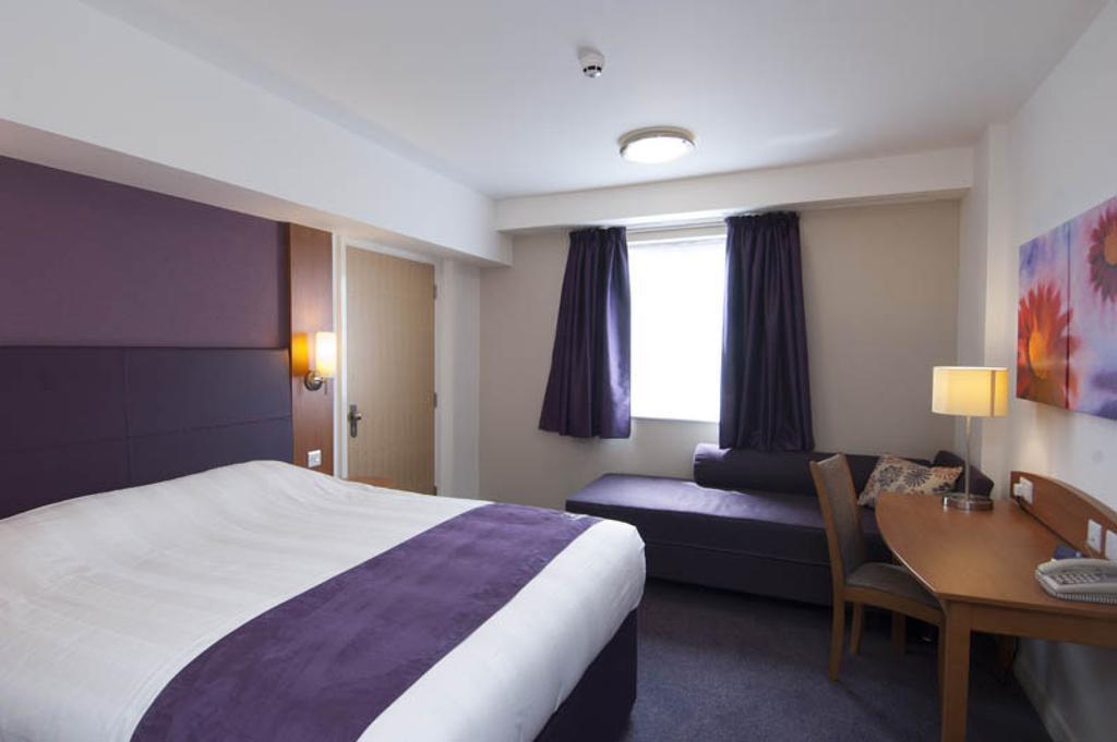 Premier Inn London Docklands Excel Экстерьер фото
