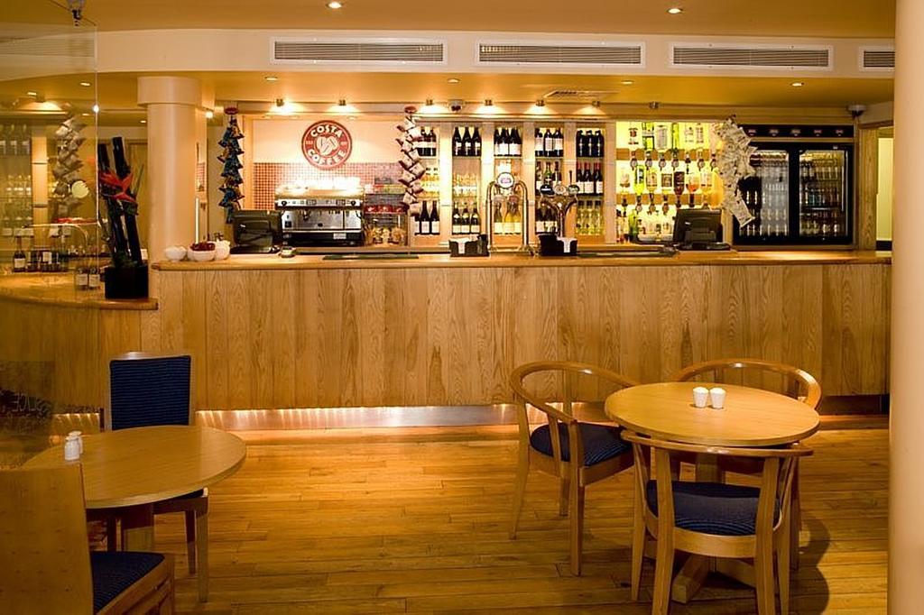 Premier Inn London Docklands Excel Экстерьер фото