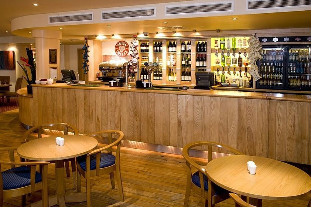 Premier Inn London Docklands Excel Экстерьер фото