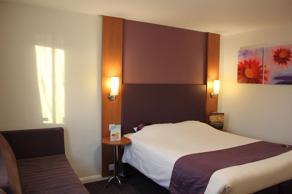 Premier Inn London Docklands Excel Экстерьер фото